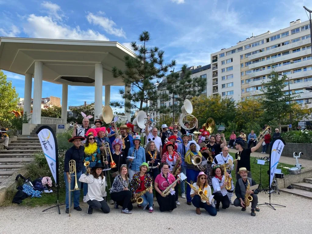 La jolie bande de 40 musiciens pour une fanfare éphémère