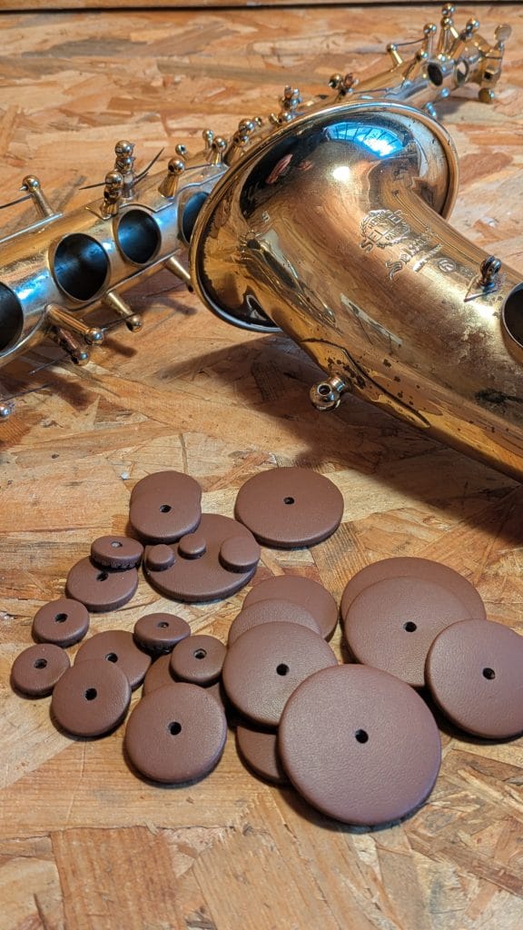 Retamponnage saxophone & confection artisanale d'un jeu de tampons à l'atelier Grain de Vent