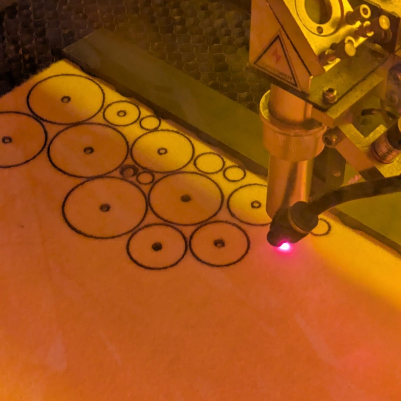 Découpe laser du feutre tissé en laine - optimisation de la position des découpes pour limiter les chutes de matière