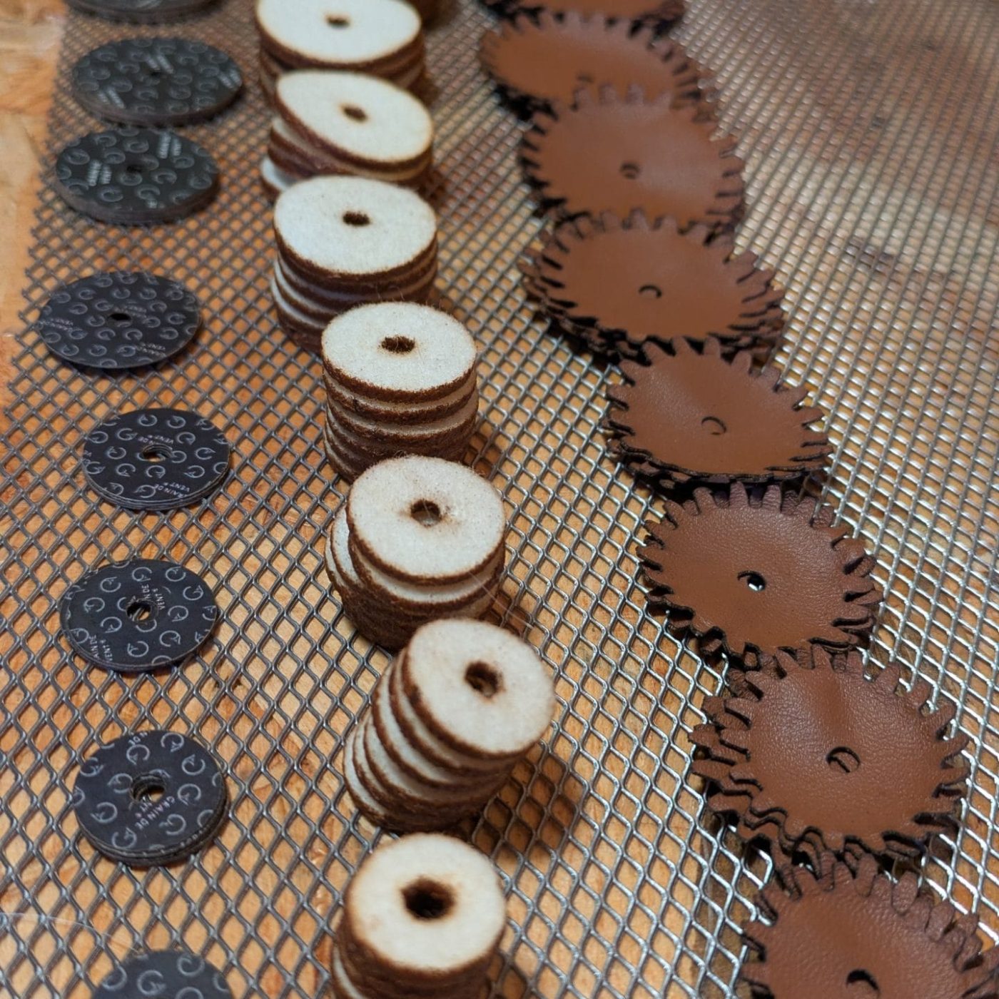 Confection artisanale des tampons à l'atelier grain de vent : du cuir, du feutre, du carton et quelques secrets de fabrication