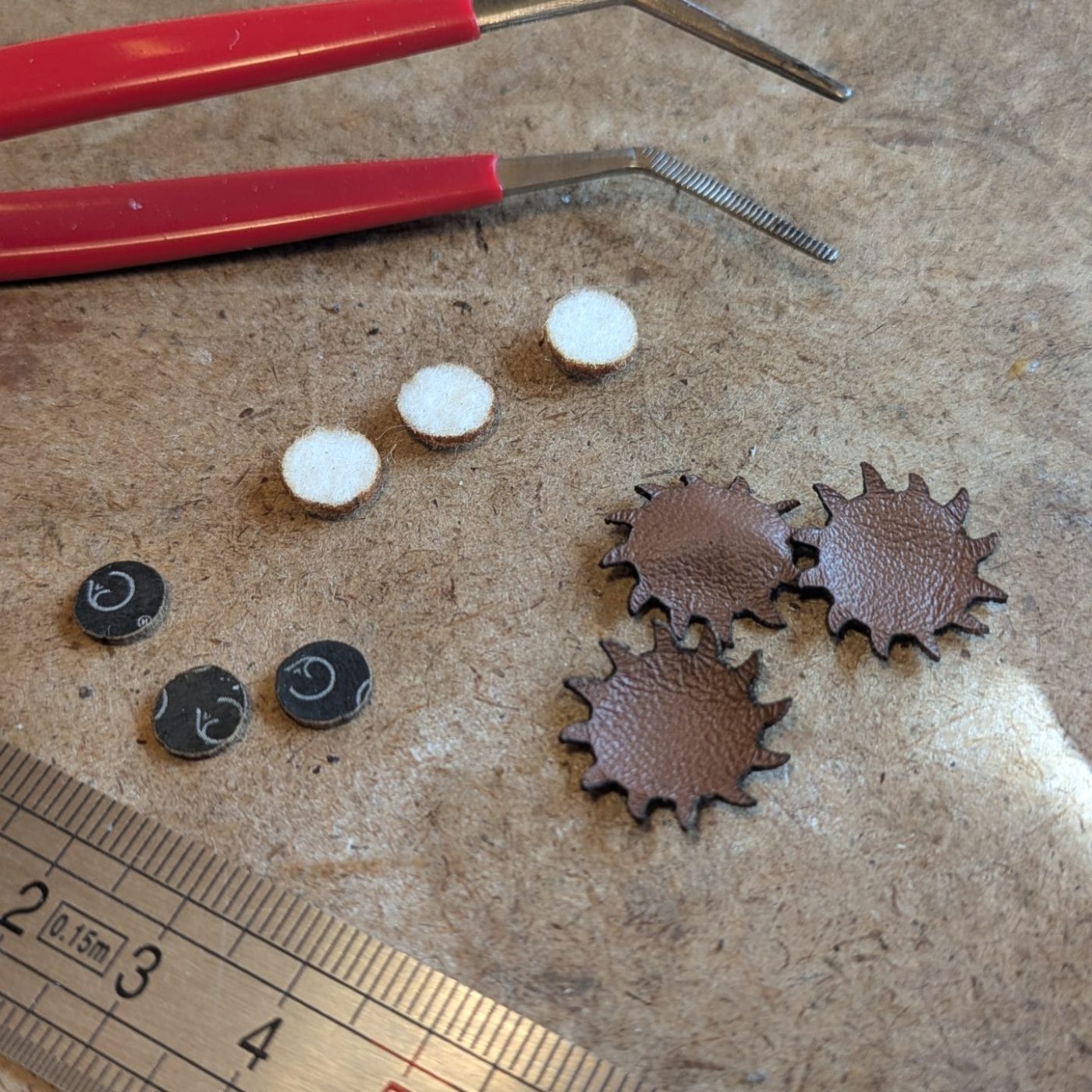 Fabrication artisanale d'un tampon à l'atelier Grain de Vent : cuir feutre et carton pour un tout petit tampon de 9mm