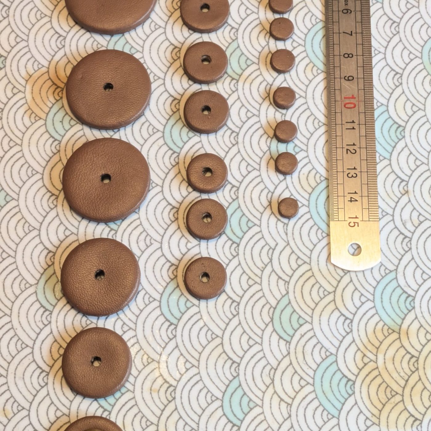 Fabrication artisanale d'un tampon à l'atelier Grain de Vent : le jeu complet pour soprano avant la pose des résonateurs métalliques
