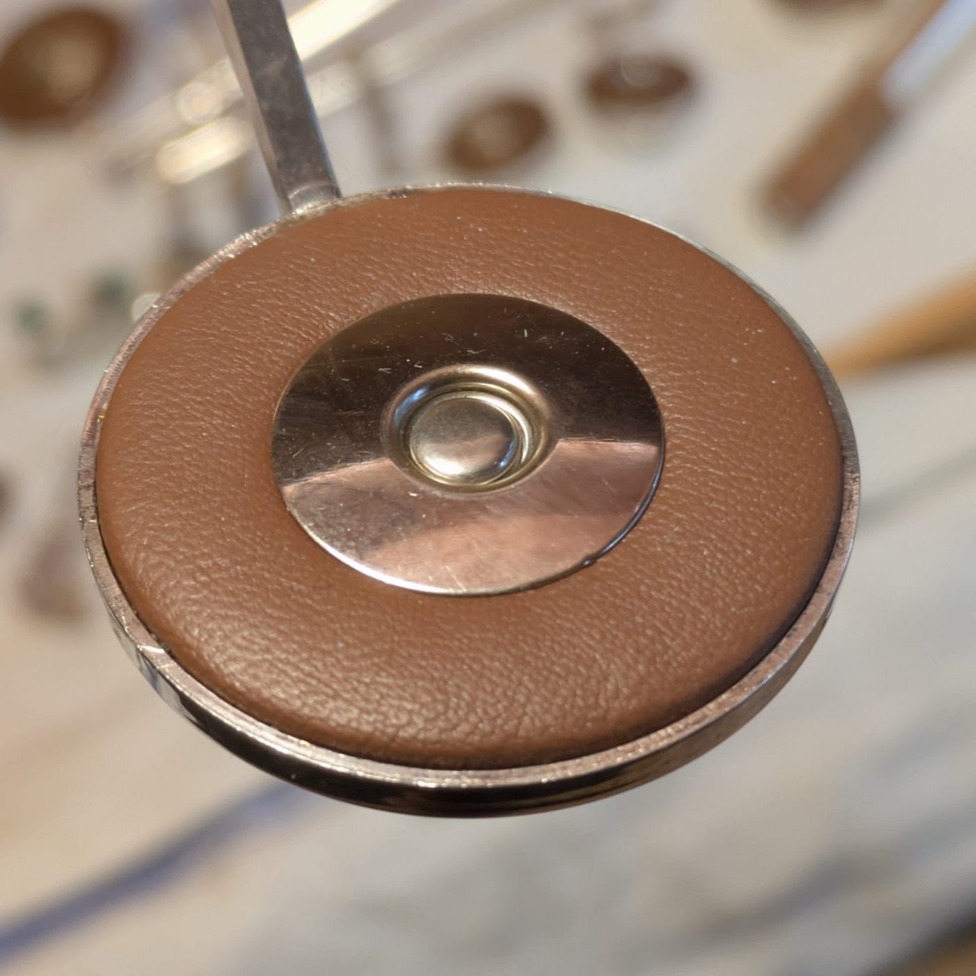 Nouveau tampon cuir brun résonateur métallique collé dans sa cuvette de clé