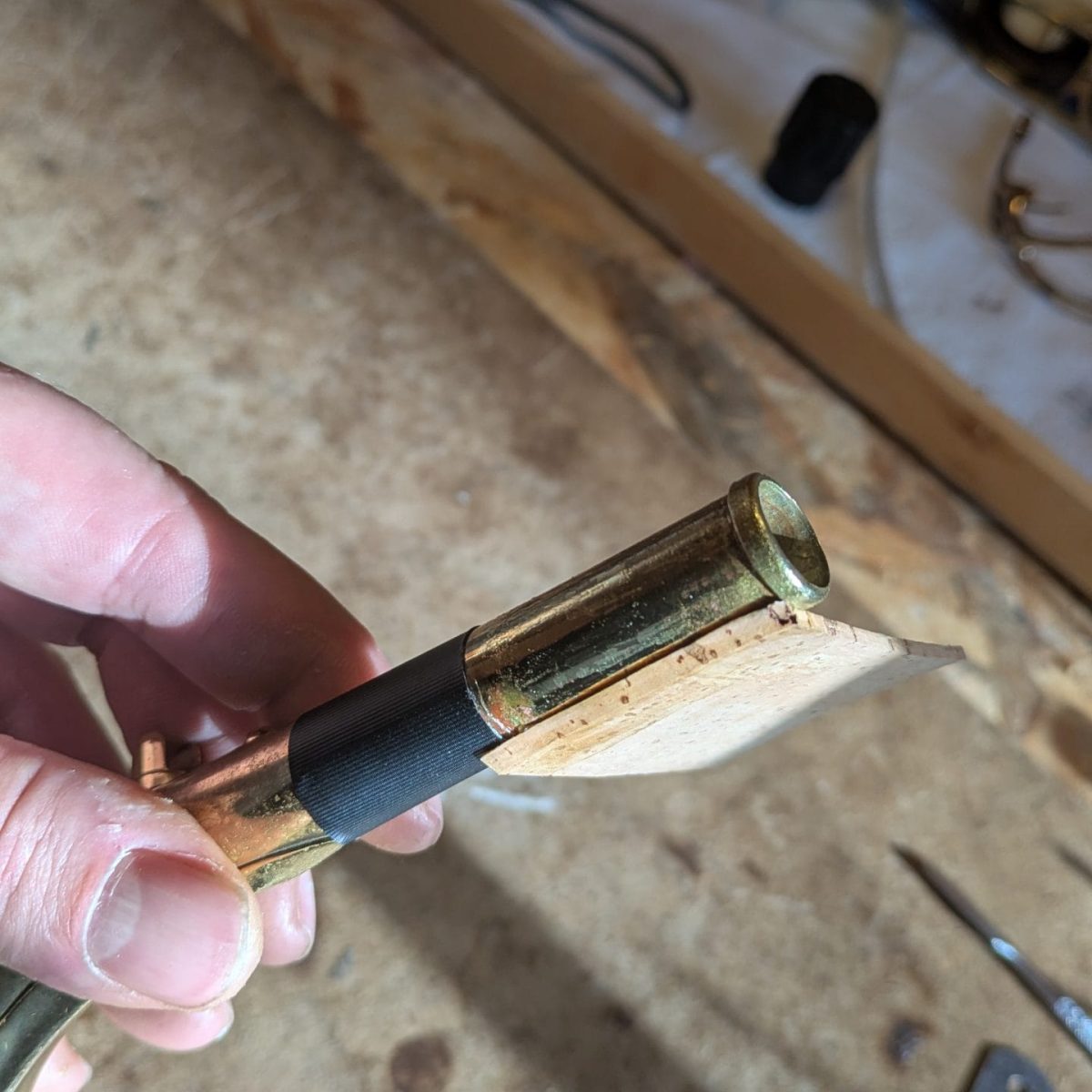 Pose d'un nouveau liège de tenon de bocal