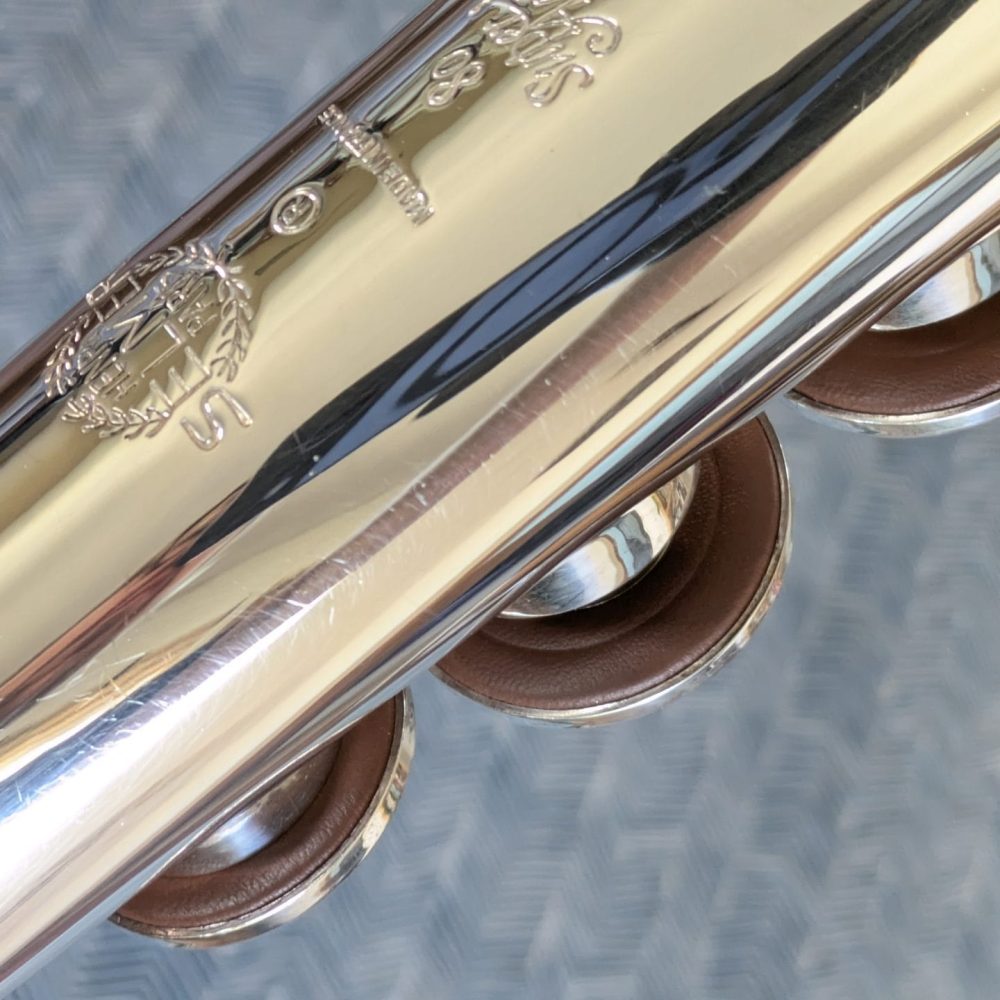 Saxophone Soprano Selmer S80 série III argenté retamponné par l'atelier Grain de Vent - jeu de tampon cuir brun sur mesure - résonateur métal