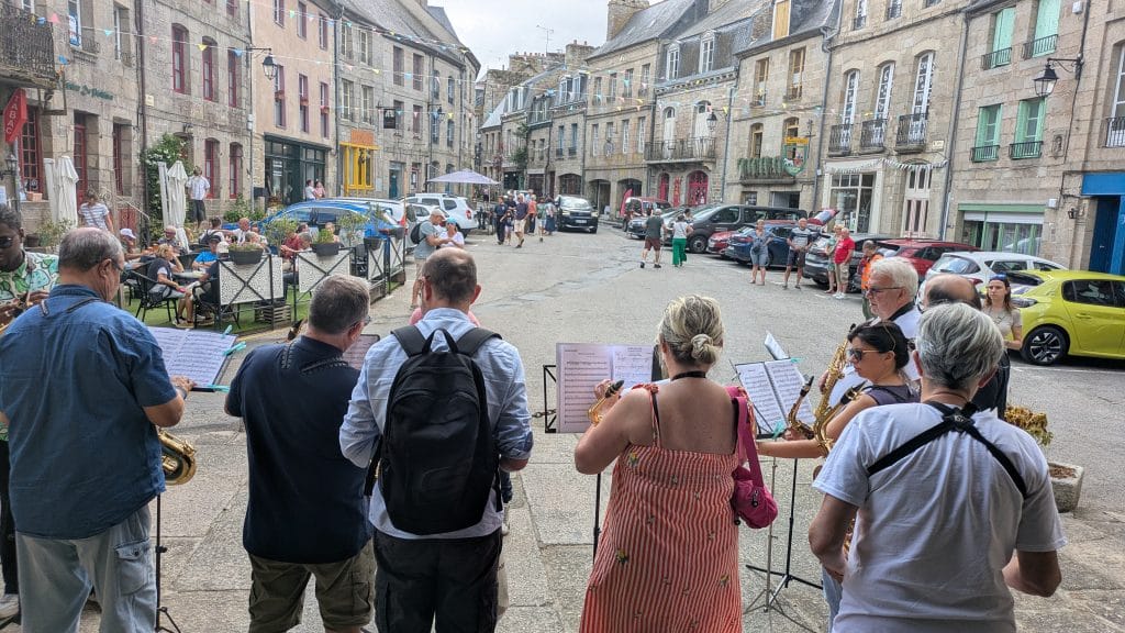 Concert - parvis de l'église de Moncontour