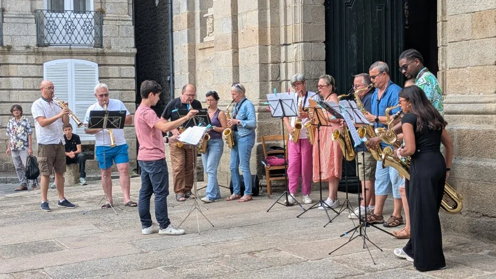 Les stagiaires adultes sur le parvis de l'église