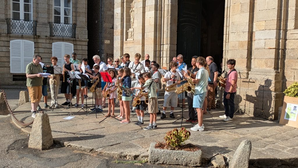 Grand ensemble saxophone sur le parvis de l'église deMoncontour