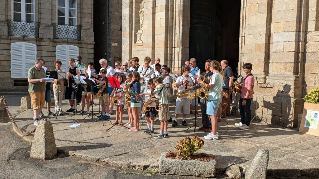 Grand ensemble saxophone sur le parvis de l'église deMoncontour